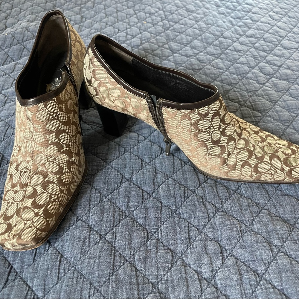 Signature Coach, two-tone brown boots. Size 6 1/2. - Picture 5 of 5